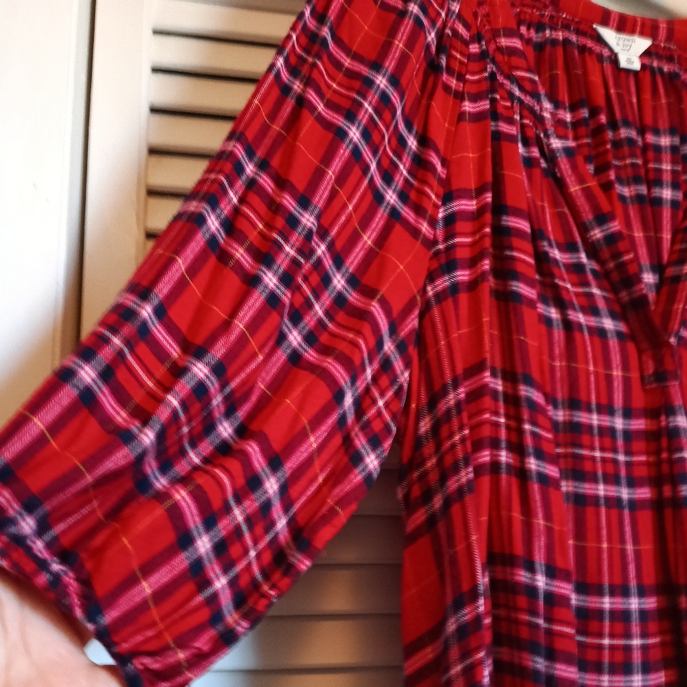 ππ Like New - Crown & Ivy Christmas Plaid V-Neck 3/4 Sleeve Blouse (2X)ππ - Picture 3 of 10